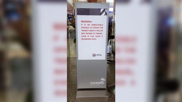 Người đàn ông bị bắt ở sân bay Changi vì mua vé chỉ để tiễn vợ lên máy bay Nguoi dan ong bi bat o san bay Changi vi mua ve chi de tien vo len may bay