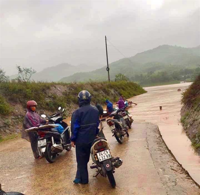 Mưa lớn kéo dài, nhiều vùng ở Quảng Trị ngập sâu, sạt lở Mua lon keo dai, nhieu vung o Quang Tri ngap sau, sat lo