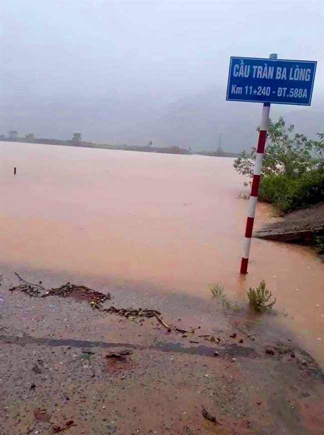 Mưa lớn kéo dài, nhiều vùng ở Quảng Trị ngập sâu, sạt lở Mua lon keo dai, nhieu vung o Quang Tri ngap sau, sat lo