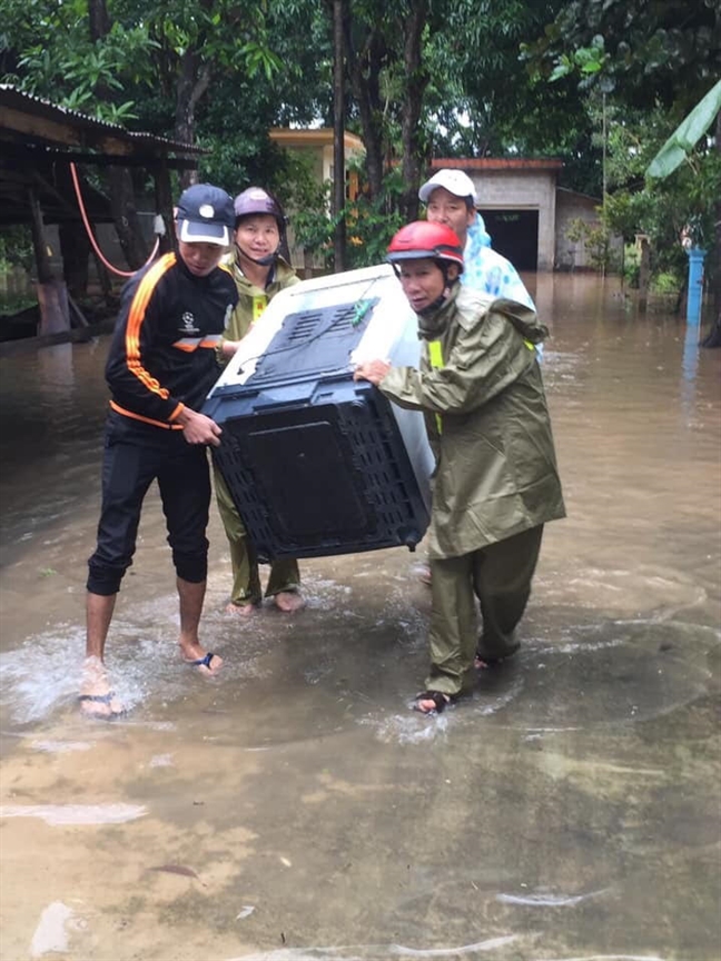 Mưa lớn kéo dài, nhiều vùng ở Quảng Trị ngập sâu, sạt lở Mua lon keo dai, nhieu vung o Quang Tri ngap sau, sat lo
