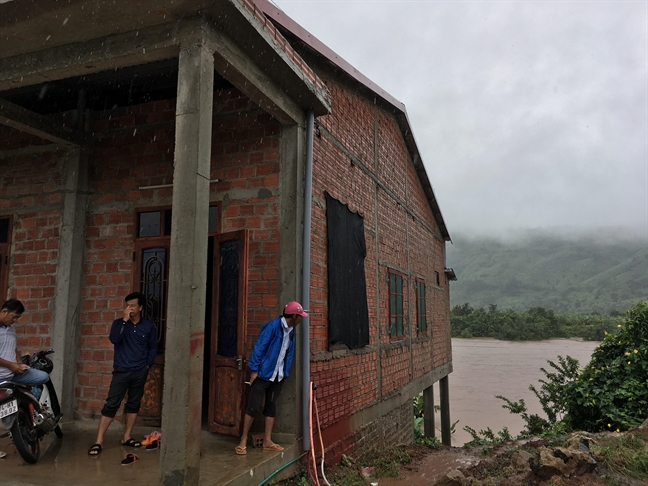Mưa lớn kéo dài, nhiều vùng ở Quảng Trị ngập sâu, sạt lở Mua lon keo dai, nhieu vung o Quang Tri ngap sau, sat lo