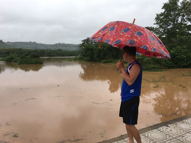 Mưa lớn kéo dài, nhiều vùng ở Quảng Trị ngập sâu, sạt lở Mua lon keo dai, nhieu vung o Quang Tri ngap sau, sat lo