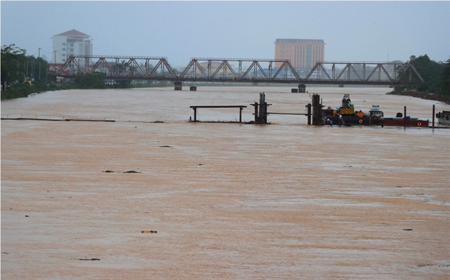 Mưa lớn kéo dài, nhiều vùng ở Quảng Trị ngập sâu, sạt lở Mua lon keo dai, nhieu vung o Quang Tri ngap sau, sat lo