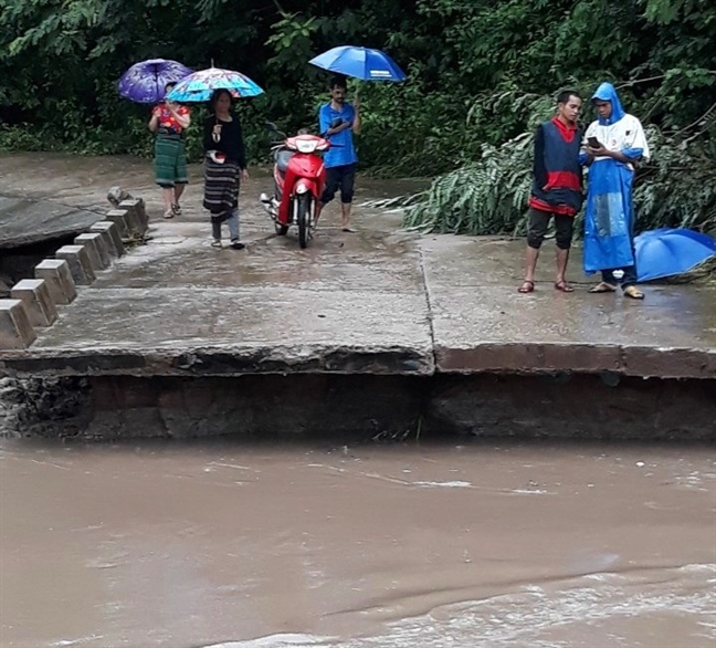 Mưa lớn kéo dài, nhiều vùng ở Quảng Trị ngập sâu, sạt lở Mua lon keo dai, nhieu vung o Quang Tri ngap sau, sat lo