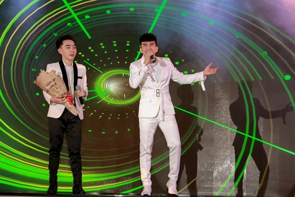 Những lần Đan Trường 'dìm' đàn em khi chụp ảnh chung Nhung lan Dan Truòng 'dim' dan em khi chup anh chung