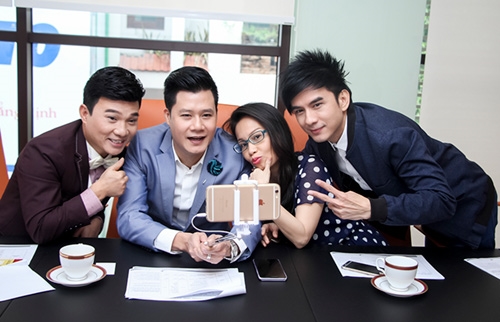 Những lần Đan Trường 'dìm' đàn em khi chụp ảnh chung Nhung lan Dan Truòng 'dim' dan em khi chup anh chung