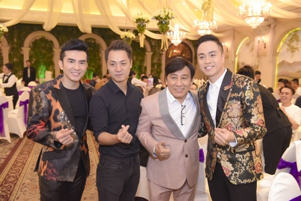 Những lần Đan Trường 'dìm' đàn em khi chụp ảnh chung Nhung lan Dan Truòng 'dim' dan em khi chup anh chung