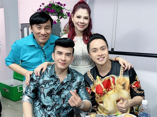 Những lần Đan Trường 'dìm' đàn em khi chụp ảnh chung Nhung lan Dan Truòng 'dim' dan em khi chup anh chung