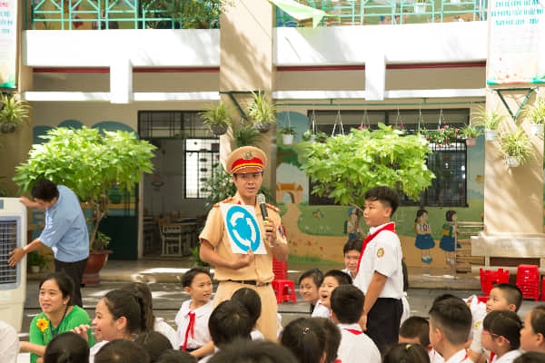 Cảnh sát giao thông sẽ xử lý nghiêm học sinh vi phạm luật giao thông trong ngày khai giảng Canh sat giao thong se xu ly nghiem hoc sinh vi pham luat giao thong trong ngay khai giang