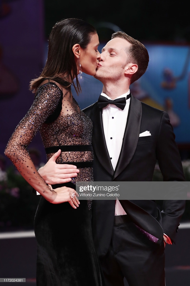 Những nụ hôn cháy bỏng trên thảm đỏ Liên hoan phim Venice 2019 Nhung nu hon chay bong tren tham do Lien hoan phim Venice 2019