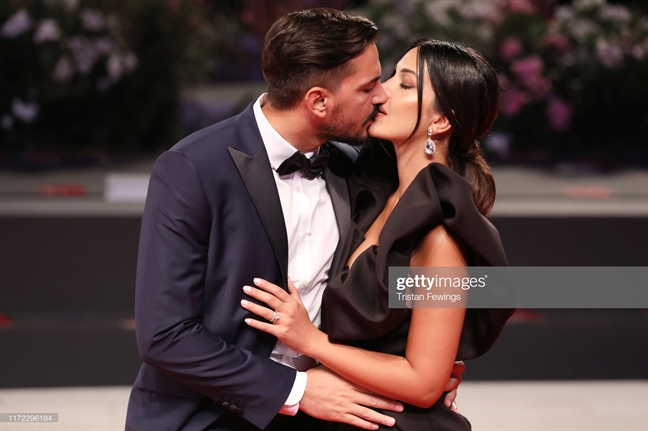 Những nụ hôn cháy bỏng trên thảm đỏ Liên hoan phim Venice 2019 Nhung nu hon chay bong tren tham do Lien hoan phim Venice 2019