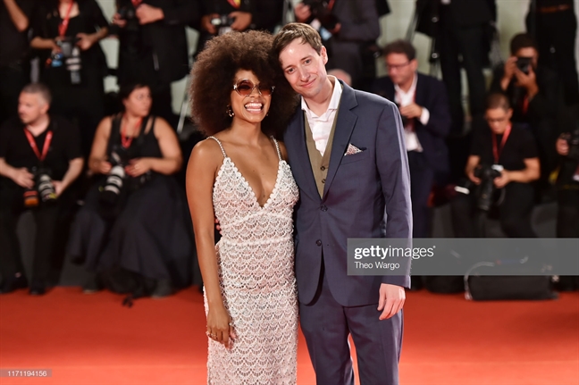 Những nụ hôn cháy bỏng trên thảm đỏ Liên hoan phim Venice 2019 Nhung nu hon chay bong tren tham do Lien hoan phim Venice 2019