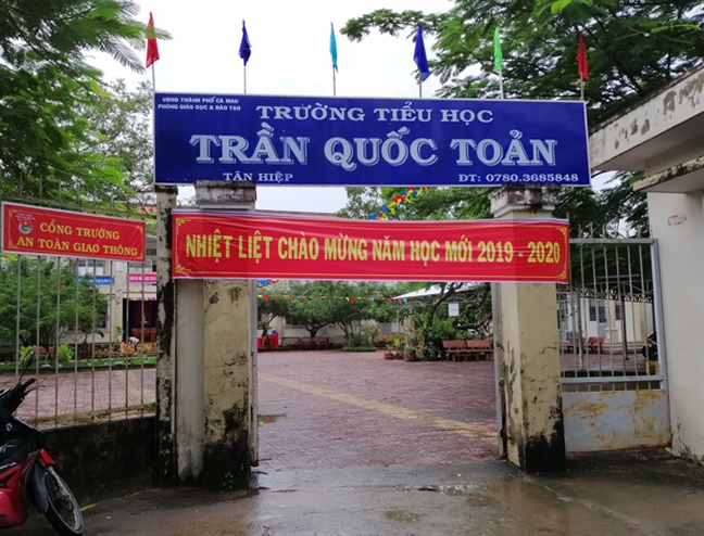 Bàn giao 4 học sinh bị người thân đánh đến gãy mũi, bầm người... cho cha mẹ Ban giao 4 hoc sinh bi nguoi than danh den gay mui, bam nguoi... cho cha me