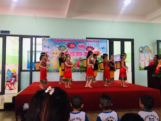 Khai giảng mùa lũ, mẹ con bì bõm lội nước tới trường Khai giang mua lu, me con bi bom loi nuoc toi truong