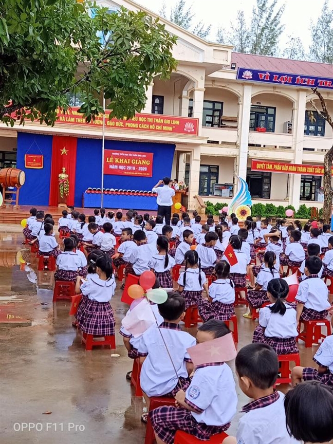 Khai giảng mùa lũ, mẹ con bì bõm lội nước tới trường Khai giang mua lu, me con bi bom loi nuoc toi truong