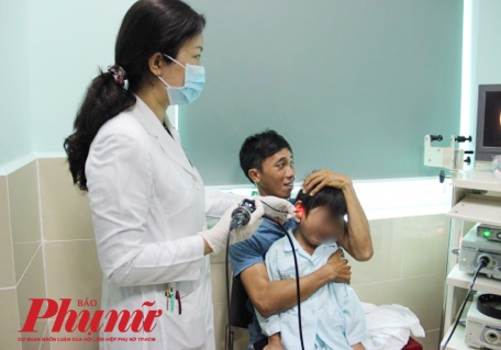 Bé trai thủng màng nhĩ vì viên pin trong đồ chơi hình quả trứng Be trai thung mang nhi vi vien pin trong do choi hinh qua trung