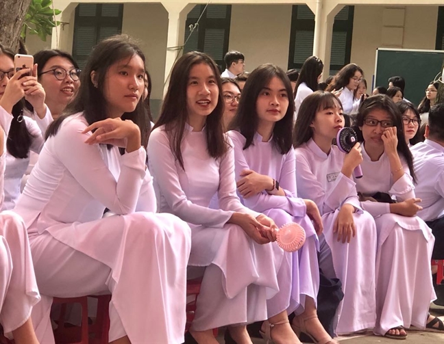 Bí thư Thành ủy TP.HCM: Học sinh không chỉ học giỏi, phải là người con hiếu thảo Bi thu Thanh uy TP.HCM: Hoc sinh khong chi hoc gioi, phai la nguoi con hieu thao