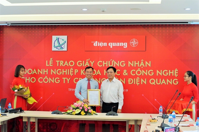 Điện Quang được cấp giấy chứng nhận Doanh nghiệp khoa học và công nghệ Dien Quang duoc cap giay chung nhan Doanh nghiep khoa hoc va cong nghe