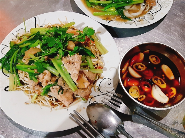 Tiệm mì cha truyền con nối, khách quen thưởng thức mười mấy năm không chán Tiem mi cha truyen con noi, khach quen thuong thuc muoi may nam khong chan