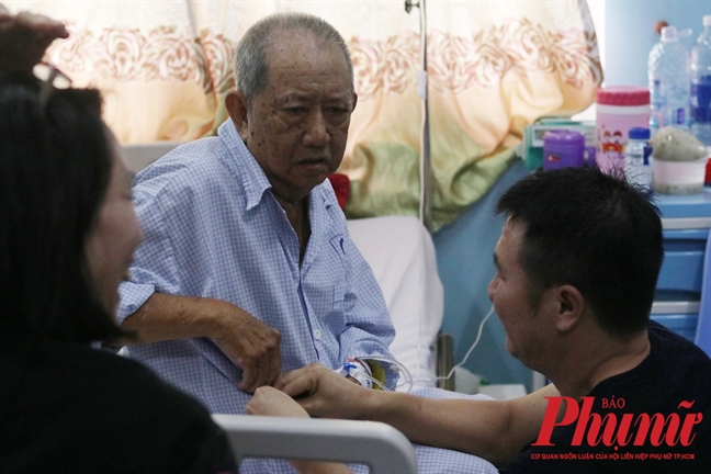 Mạc Can trên giường bệnh vẫn làm người khác cười Mac Can tren giuong benh van lam nguoi khac cuoi