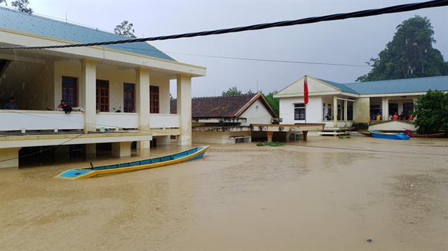 Nhà phao chống lũ của người dân Tân Hóa Nha phao chong lu cua nguoi dan Tan Hoa