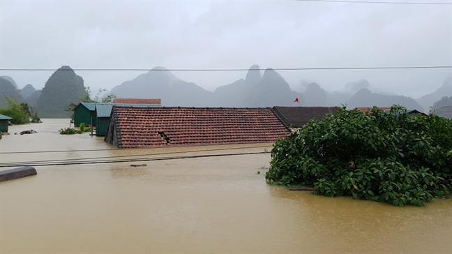 Nhà phao chống lũ của người dân Tân Hóa Nha phao chong lu cua nguoi dan Tan Hoa