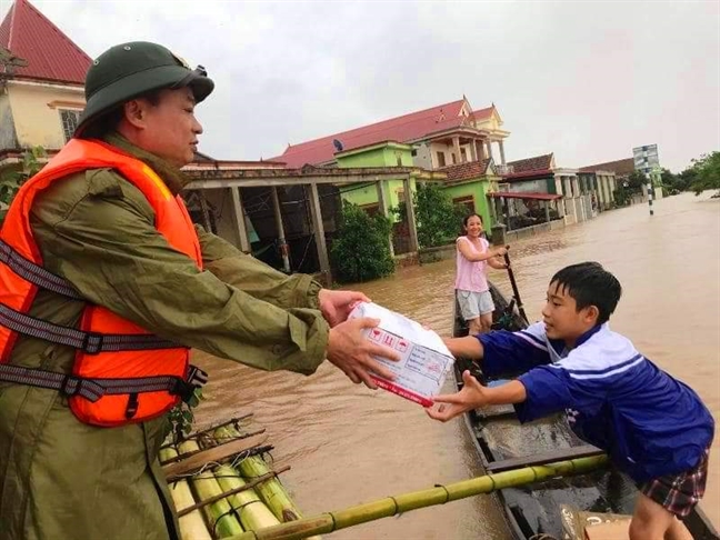Nhà phao chống lũ của người dân Tân Hóa Nha phao chong lu cua nguoi dan Tan Hoa