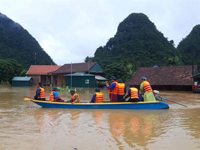 Nhà phao chống lũ của người dân Tân Hóa Nha phao chong lu cua nguoi dan Tan Hoa