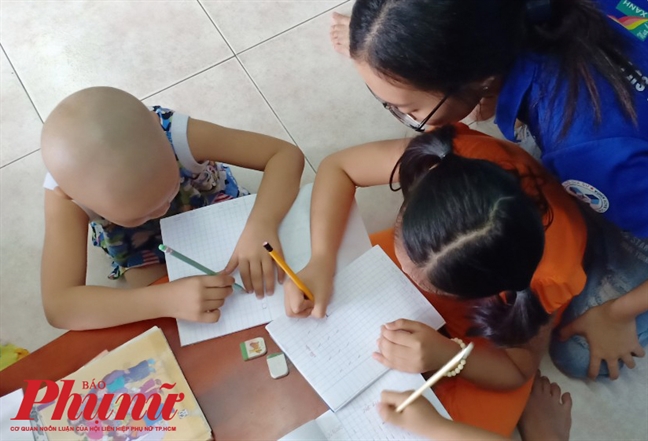 Cậu bé mắc ung thư háo hức đến trường bỗng bị mù lòa Cau be mac ung thu hao huc den truong bong bi mu loa