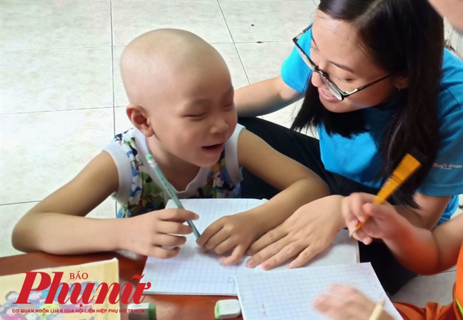 Cậu bé mắc ung thư háo hức đến trường bỗng bị mù lòa Cau be mac ung thu hao huc den truong bong bi mu loa
