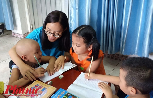 Cậu bé mắc ung thư háo hức đến trường bỗng bị mù lòa Cau be mac ung thu hao huc den truong bong bi mu loa