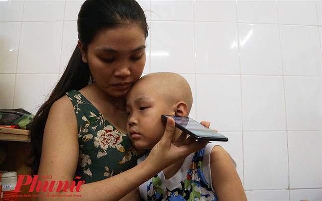 Cậu bé mắc ung thư háo hức đến trường bỗng bị mù lòa Cau be mac ung thu hao huc den truong bong bi mu loa