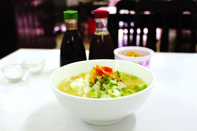 Quán hủ tiếu cá có ông chủ 'khó ở' nhưng luôn đông khách của Sài Gòn Quan hu tieu ca co ong chu 'kho o' nhung luon dong khach cua Sai Gon