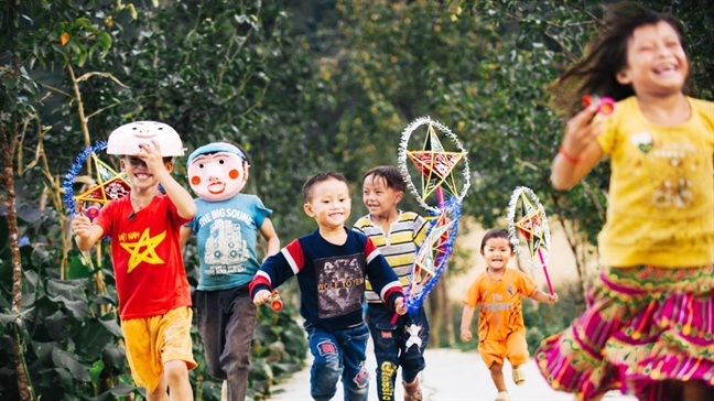 Chiếc lồng đèn tuổi thơ Chiec long den tuoi tho