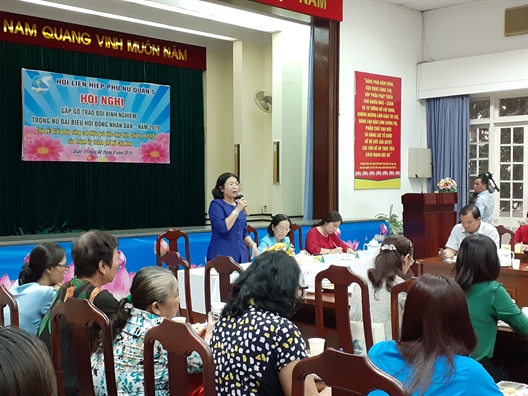 Nữ Hội đồng nhân dân quận 5 bàn giải pháp chống rác thải nhựa Nu Hoi dong nhan dan quan 5 ban giai phap chong rac thai nhua