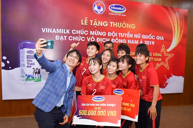 Vinamilk trao thưởng chúc mừng đội tuyển bóng đá nữ quốc gia vô địch Đông Nam Á 2019 Vinamilk trao thuong chuc mung doi tuyen bong da nu quoc gia vo dich Dong Nam A 2019