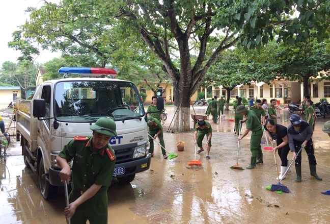 Giáo viên Hà Tĩnh hối hả dọn phòng sau lũ, sớm đón học sinh quay lại trường Giao vien Ha Tinh hoi ha don phong sau lu, som don hoc sinh quay lai truong