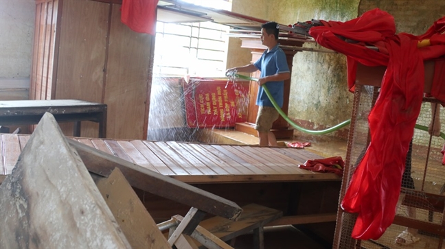 Giáo viên Hà Tĩnh hối hả dọn phòng sau lũ, sớm đón học sinh quay lại trường Giao vien Ha Tinh hoi ha don phong sau lu, som don hoc sinh quay lai truong