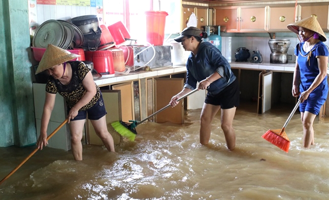 Giáo viên Hà Tĩnh hối hả dọn phòng sau lũ, sớm đón học sinh quay lại trường Giao vien Ha Tinh hoi ha don phong sau lu, som don hoc sinh quay lai truong