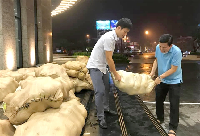 Giáo viên Hà Tĩnh hối hả dọn phòng sau lũ, sớm đón học sinh quay lại trường Giao vien Ha Tinh hoi ha don phong sau lu, som don hoc sinh quay lai truong
