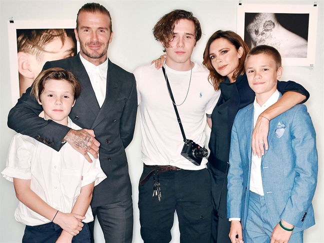 David Beckham thức đêm xây lâu đài cho con gái Harper David Beckham thuc dem xay lau dai cho con gai Harper