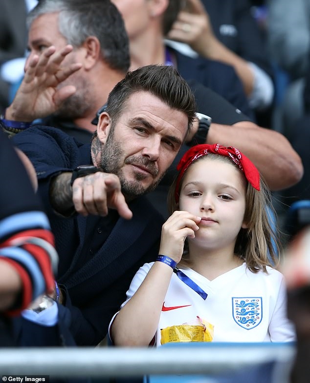 David Beckham thức đêm xây lâu đài cho con gái Harper David Beckham thuc dem xay lau dai cho con gai Harper