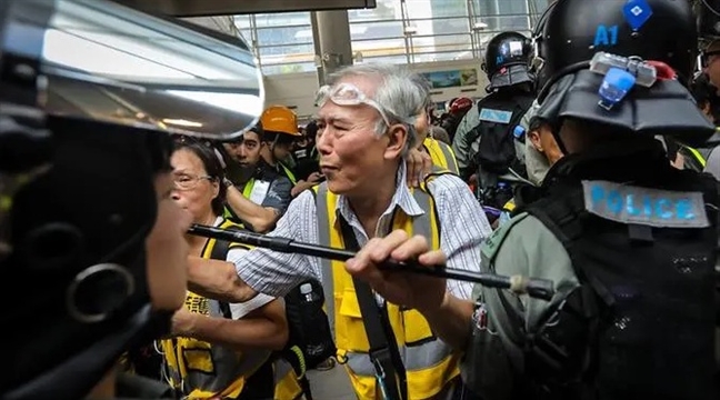 Những 'kẻ đầu bạc' đứng giữa cảnh sát và người biểu tình tại Hồng Kông Nhung 'ke dau bac' dung giua canh sat va nguoi bieu tinh tai Hong Kong