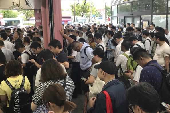 Hệ thống giao thông miền Đông Nhật Bản tê liệt vì bão He thong giao thong mien Dong Nhat Ban te liet vi bao