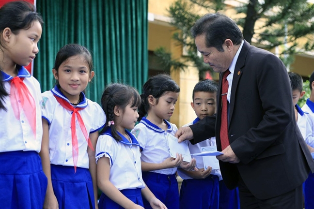 Ấm cúng lễ khai giảng muộn của học sinh vùng rốn lũ Am cung le khai giang muon cua hoc sinh vung ron lu