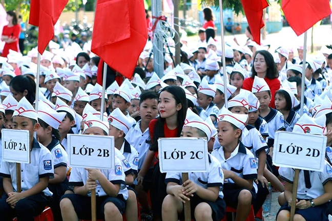 Ấm cúng lễ khai giảng muộn của học sinh vùng rốn lũ Am cung le khai giang muon cua hoc sinh vung ron lu