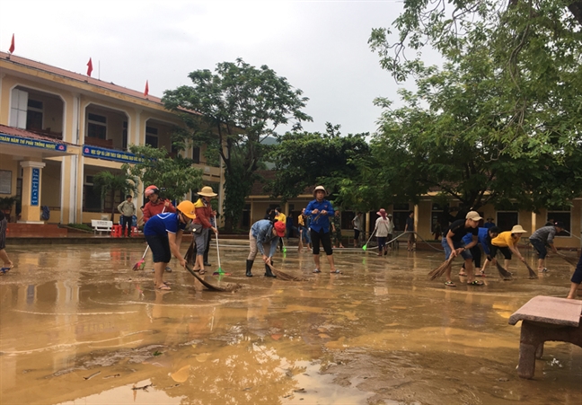 Ấm cúng lễ khai giảng muộn của học sinh vùng rốn lũ Am cung le khai giang muon cua hoc sinh vung ron lu