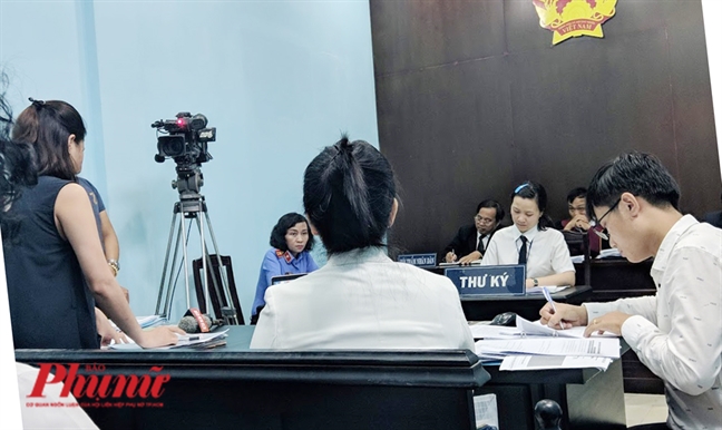 Hội đồng xét xử: 'Dù sao thì Bệnh viện FV cũng phải bảo vệ bệnh nhân, đó là y đức' Hoi dong xet xu: 'Du sao thi Benh vien FV cung phai bao ve benh nhan, do la y duc'