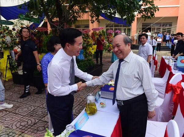 Ông Võ Văn Thưởng: Đi đâu, làm gì, tôi luôn tự hào là sinh viên ĐH Khoa học Xã hội và Nhân văn Ong Vo Van Thuong: Di dau, lam gi, toi luon tu hao la sinh vien DH Khoa hoc Xa hoi va Nhan van