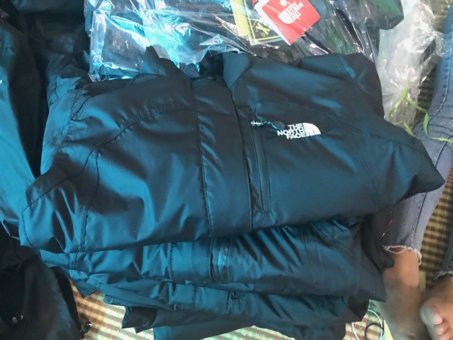 Áo The North Face nổi tiếng của Mỹ giá 6-8 triệu đồng được sản xuất giả ở... Hưng Yên Ao The North Face noi tieng cua My gia 6-8 trieu dong duoc san xuat gia o... Hung Yen